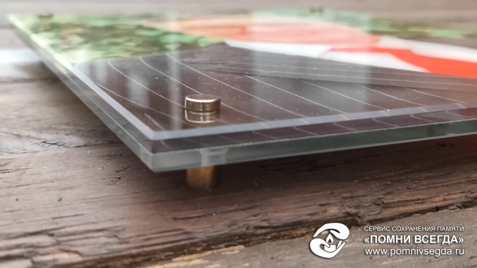 Стекло на дистанционных держателях крупным планом