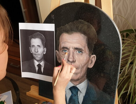 Цветной портрет мужчины на граните